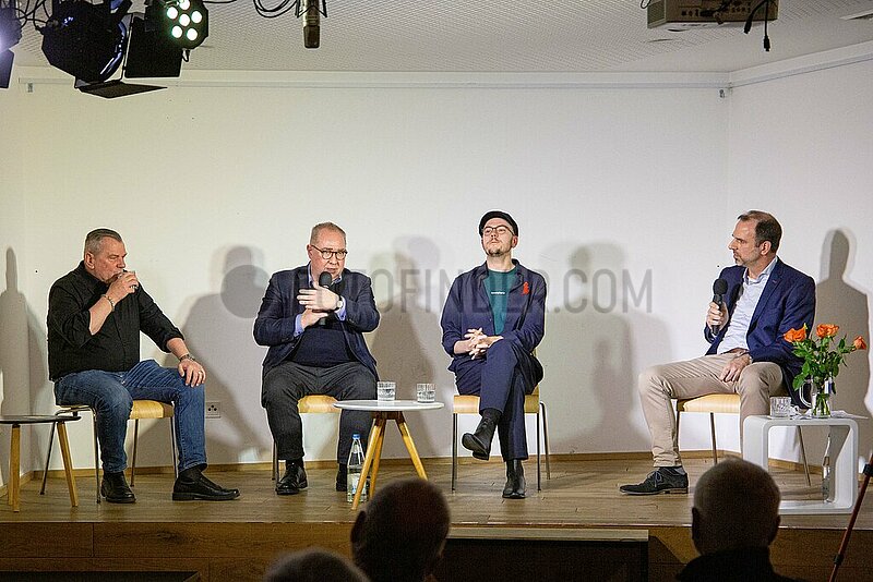 Diskussion über Homo- und Transfeindlichkeit im Sub in München