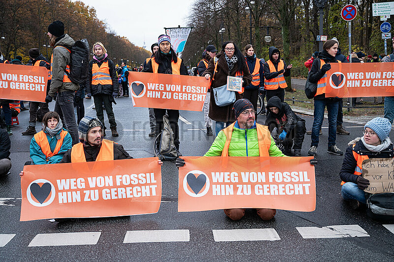Berlin,  Deutschland,  Demonstranten der Klimagruppe 'Letzte Generation' blockieren die Strasse des 17. Juni im Tiergarten