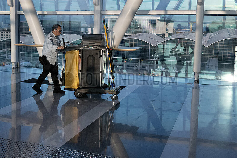 Hong Kong,  China,  Reinigungskraft im Terminal des Flughafen