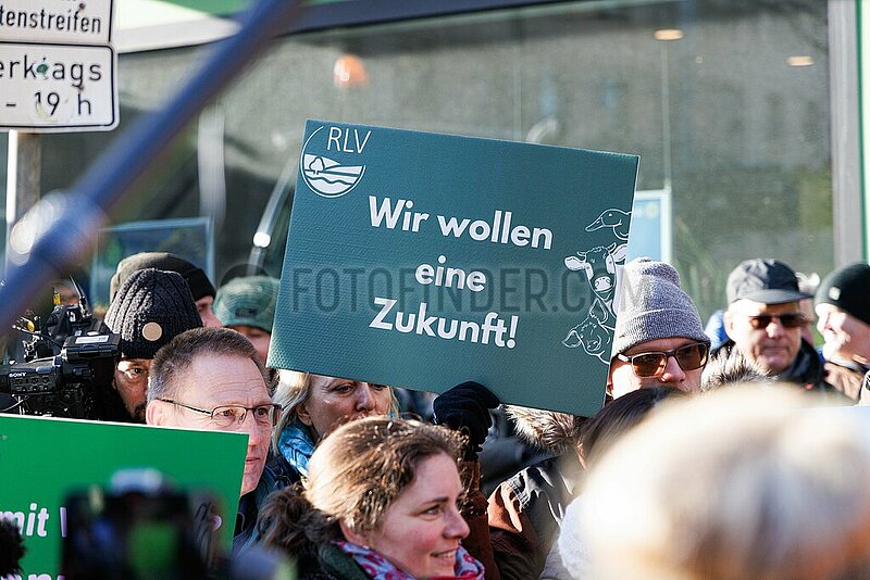 Bauernprotest vor der Geschäftsstelle der Grünen NRW legt Verkehr in Düsseldorf lahm