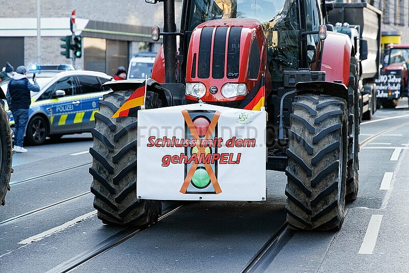 Bauernprotest vor der Geschäftsstelle der Grünen NRW legt Verkehr in Düsseldorf lahm