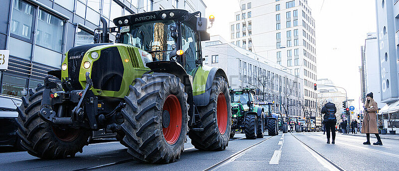 Bauernprotest vor der Geschäftsstelle der Grünen NRW legt Verkehr in Düsseldorf lahm