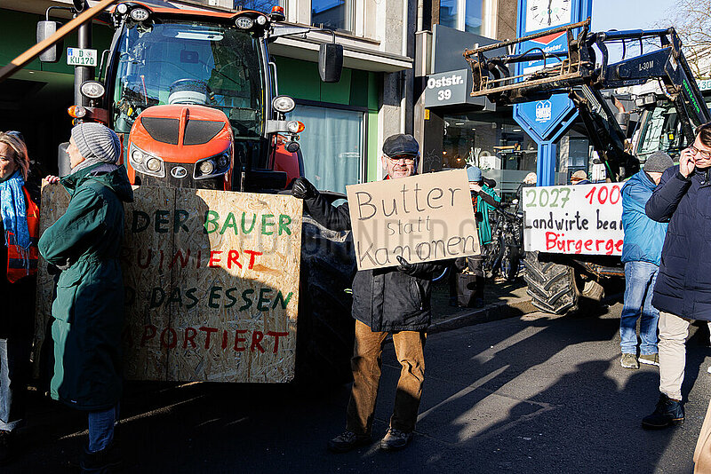 Bauernprotest vor der Geschäftsstelle der Grünen NRW legt Verkehr in Düsseldorf lahm