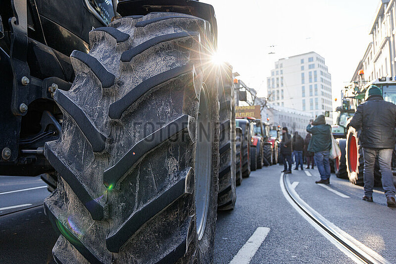 Bauernprotest vor der Geschäftsstelle der Grünen NRW legt Verkehr in Düsseldorf lahm