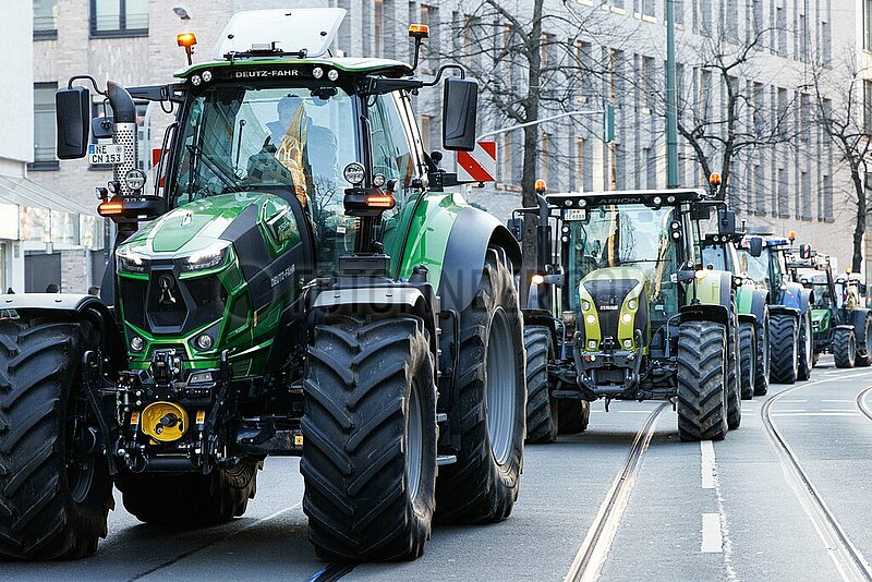 Bauernprotest vor der Geschäftsstelle der Grünen NRW legt Verkehr in Düsseldorf lahm