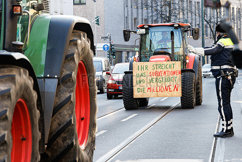 Bauernprotest vor der Geschäftsstelle der Grünen NRW legt Verkehr in Düsseldorf lahm
