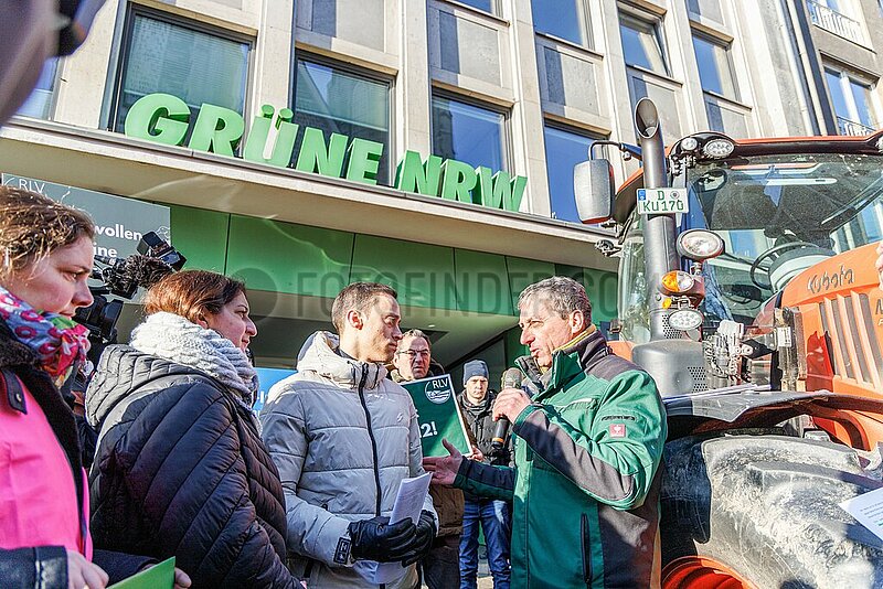 Bauernprotest vor der Geschäftsstelle der Grünen NRW legt Verkehr in Düsseldorf lahm