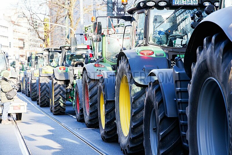 Bauernprotest vor der Geschäftsstelle der Grünen NRW legt Verkehr in Düsseldorf lahm