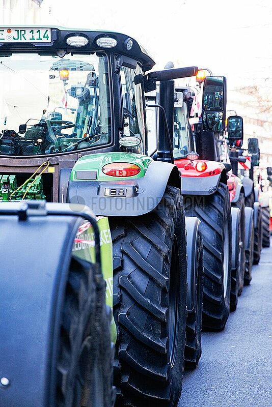 Bauernprotest vor der Geschäftsstelle der Grünen NRW legt Verkehr in Düsseldorf lahm