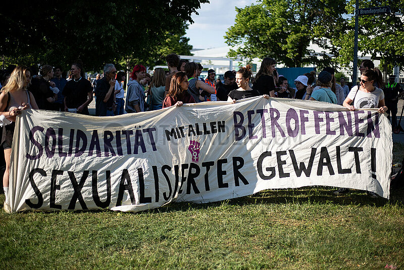 Fans und Gegenprotest zu Rammstein