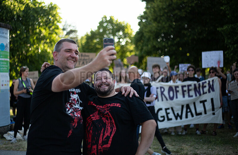 Fans und Gegenprotest zu Rammstein