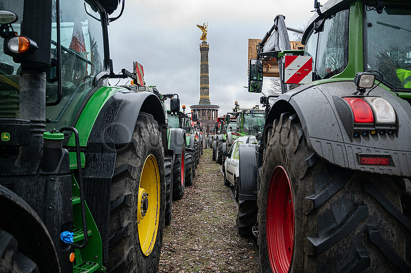 Berlin,  Deutschland,  Landwirte demonstrieren mit ihren Traktoren gegen die Politik und Sparplaene der Regierung