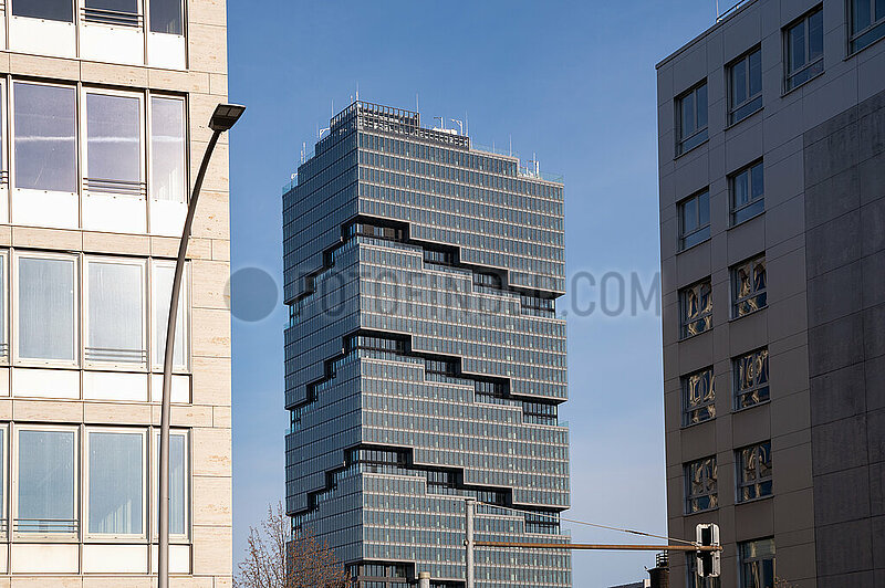 Berlin,  Deutschland,  Blick auf das Buerohochhaus Edge East Side Tower in Friedrichshain