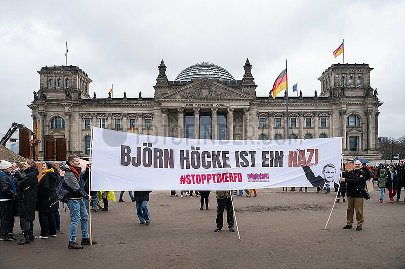 Berlin,  Deutschland,  Brandmauer-Demonstration gegen rechts vor dem Reichstag