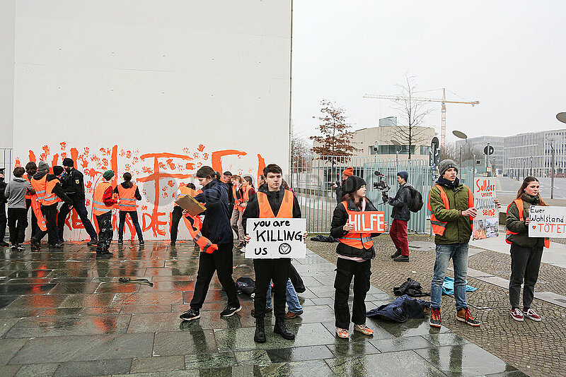 Letzte Generation beschmiert Bundeskanzleramt in Berlin