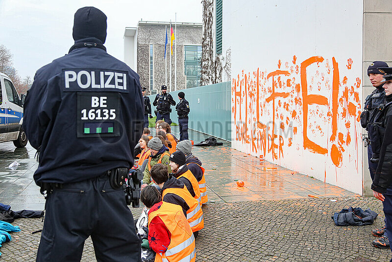 Letzte Generation beschmiert Bundeskanzleramt in Berlin