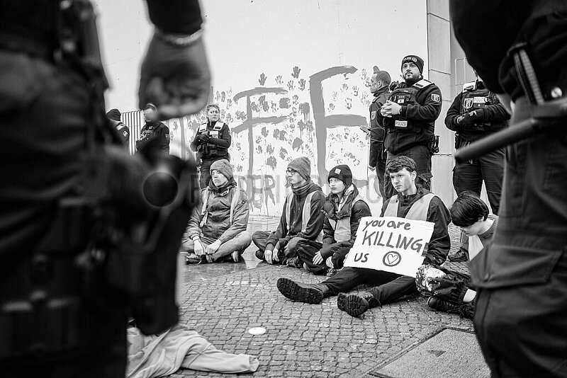 Letzte Generation beschmiert Bundeskanzleramt in Berlin