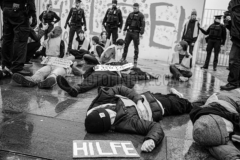 Letzte Generation beschmiert Bundeskanzleramt in Berlin