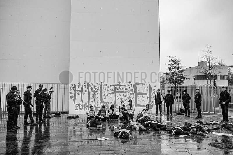 Letzte Generation beschmiert Bundeskanzleramt in Berlin