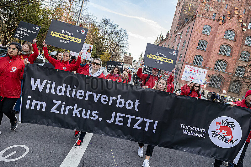 Tierschützer demonstrieren für Zirkus ohne Tiere in München