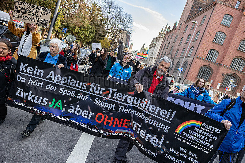 Tierschützer demonstrieren für Zirkus ohne Tiere in München