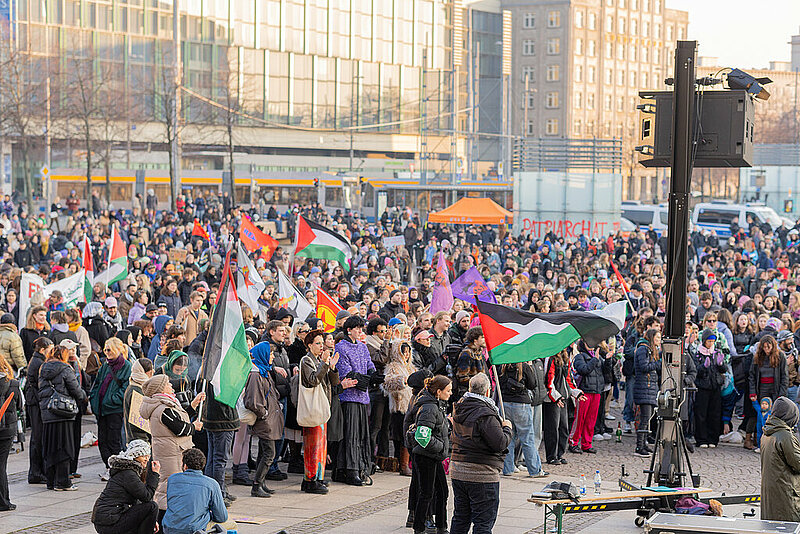 Demo in Leipzig: Gemeinsam gegen den Rechtsruck und sozialen Sparkurs – feministisch kämpfen jetzt