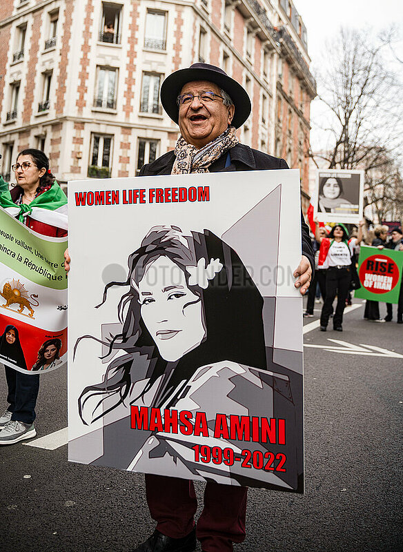 Demonstration zum feminitischen Kampftag in Paris