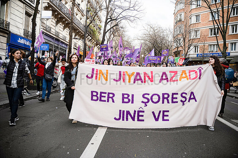 Demonstration zum feminitischen Kampftag in Paris