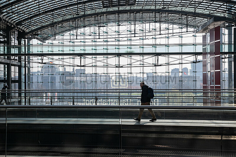 Berlin,  Deutschland,  Zugreisender geht ueber leeren Bahnsteig auf dem Berliner Hauptbahnhof waehrend Warnstreik der GDL