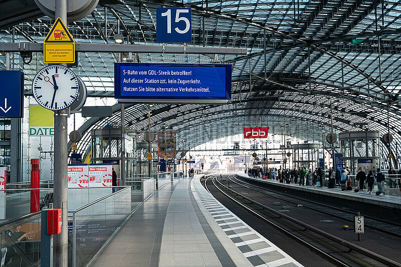 Berlin,  Deutschland,  Leere Bahnsteige auf dem Berliner Hauptbahnhof waehrend Warnstreik der GDL