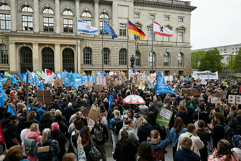 Berlin,  Deutschland - Beschaeftigte von freien Traegern demonstrieren vor dem Abgeordnetenhaus fuer die Zahlung der versprochenen Hauptstadtzulage.