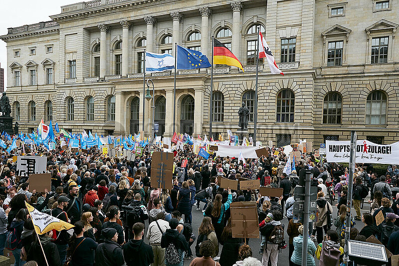 Berlin,  Deutschland - Beschaeftigte von freien Traegern demonstrieren vor dem Abgeordnetenhaus fuer die Zahlung der versprochenen Hauptstadtzulage.