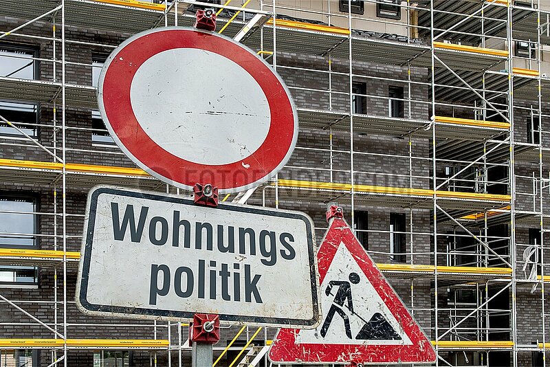 Symbolische Schilder Wohnungspolitik