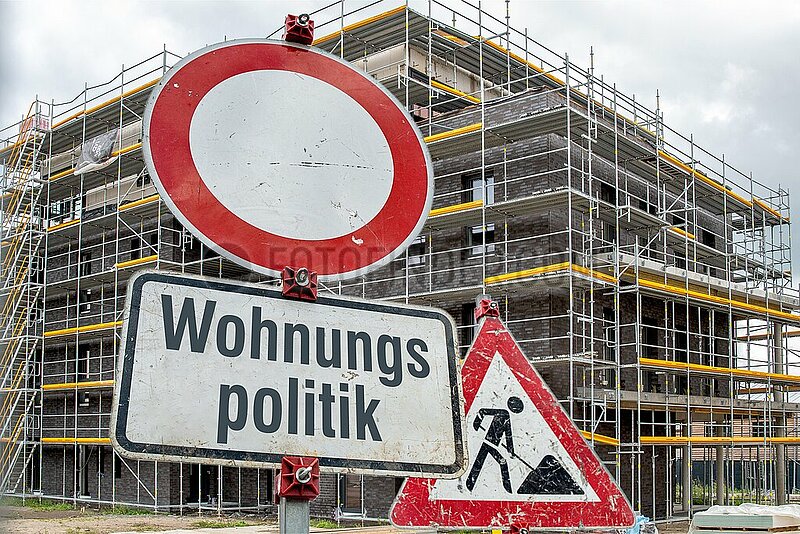 Symbolische Schilder Wohnungspolitik