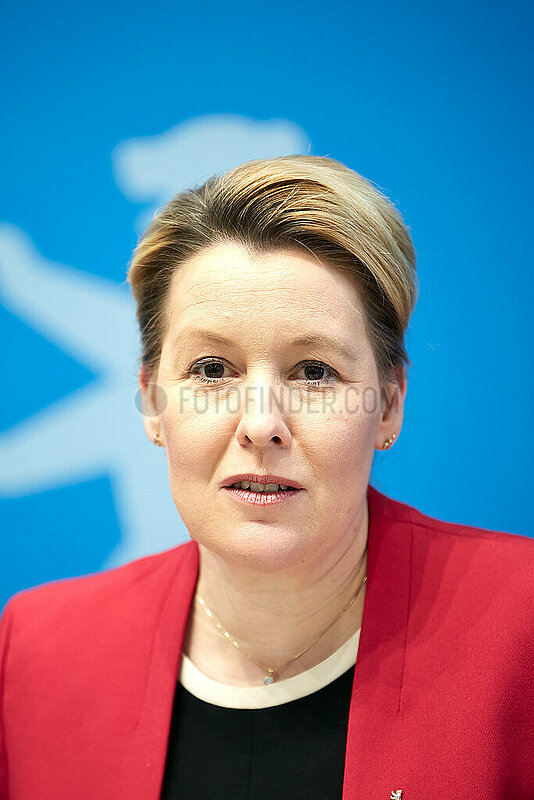 Berlin,  Deutschland - Die Senatorin fuer Wirtschaft Energie und Betriebe Franziska Giffey bei der Senatspressekonferenz im Roten Rathaus.