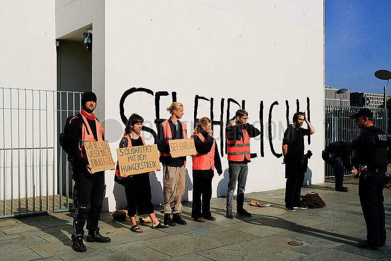 Letzte Generation Farbaktion am Bundeskanzleramt