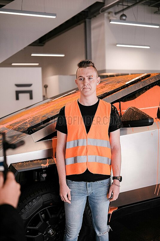 Letzte Generation beschmiert Tesla Center in Hamburg