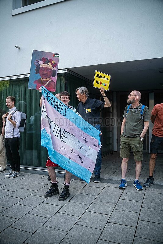 Menschenkette vom LeZ bis zum Sub in München gegen Queerfeindlichkeit