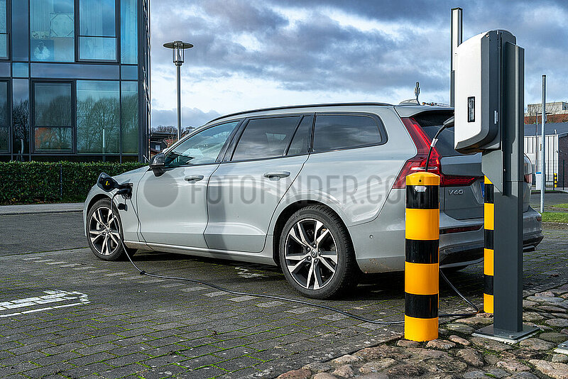Volvo V60 Plug-in Hybrid auf einem E-Parkplatz