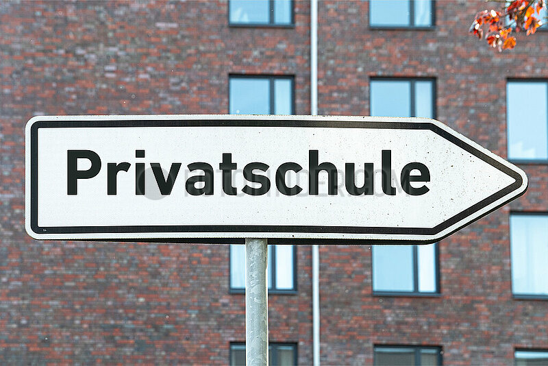 Symbolischer Wegweiser Privatschule
