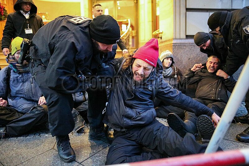 Proteste gegen World LNG Summit in Berlin