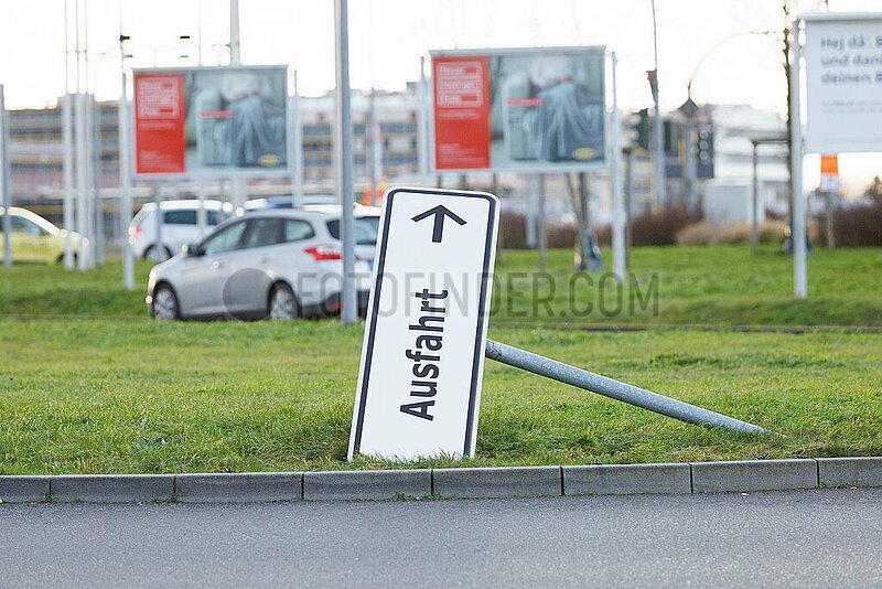 Ausfahrts-Schild von Sturmböe umgeknickt in Kaarst