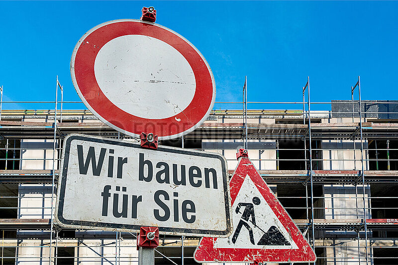 Symbolische Schilder Wir bauen fuer Sie