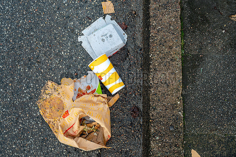McDonalds Verpackungen auf der Strasse