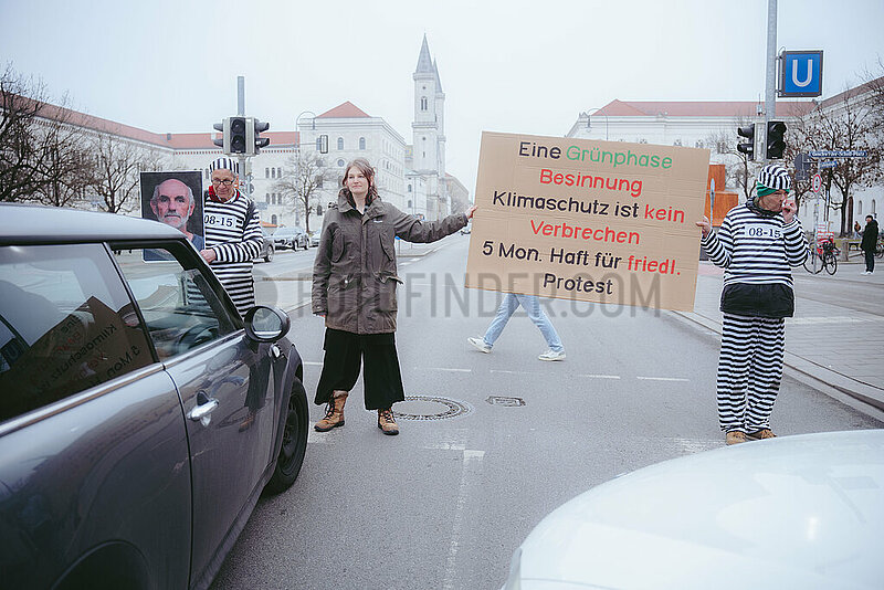 Straßenblockade der Letzten Generation auf der Ludwigsstraße