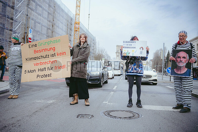 Straßenblockade der Letzten Generation auf der Ludwigsstraße