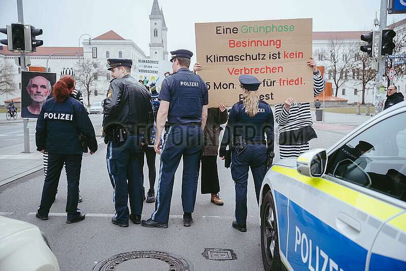 Straßenblockade der Letzten Generation auf der Ludwigsstraße