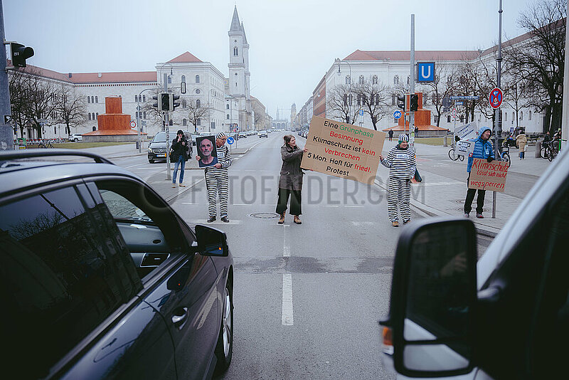 Straßenblockade der Letzten Generation auf der Ludwigsstraße