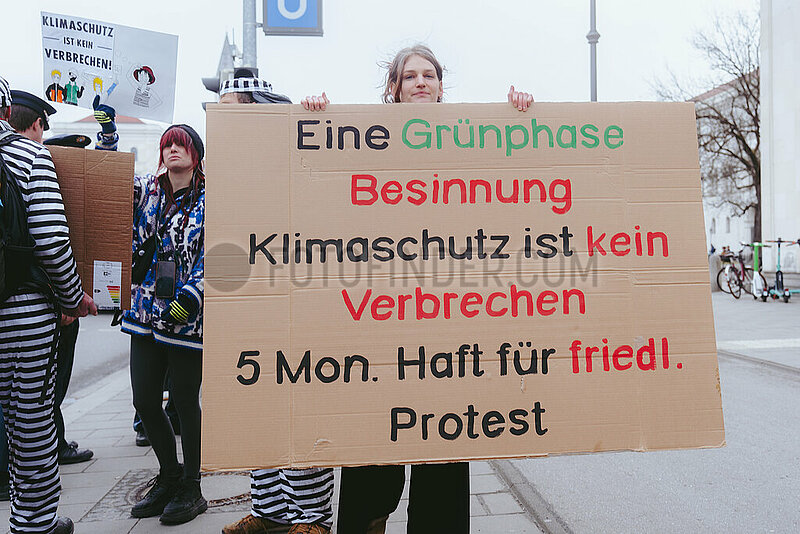 Straßenblockade der Letzten Generation auf der Ludwigsstraße
