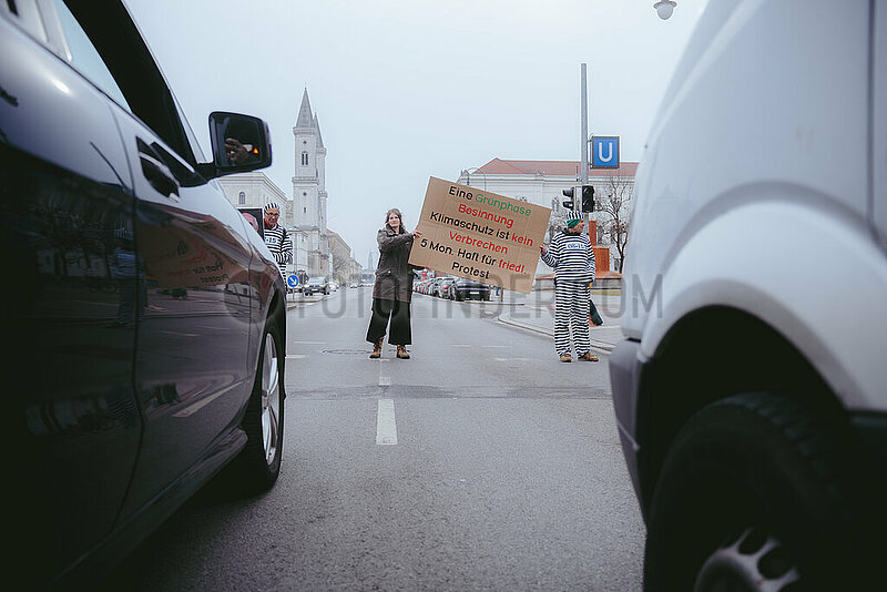 Straßenblockade der Letzten Generation auf der Ludwigsstraße